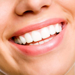 Como branquear os dentes de forma natural